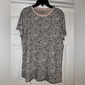 BUNDLE 5 for $50 👗👚
Women's Black and Cream Leopard Print Top